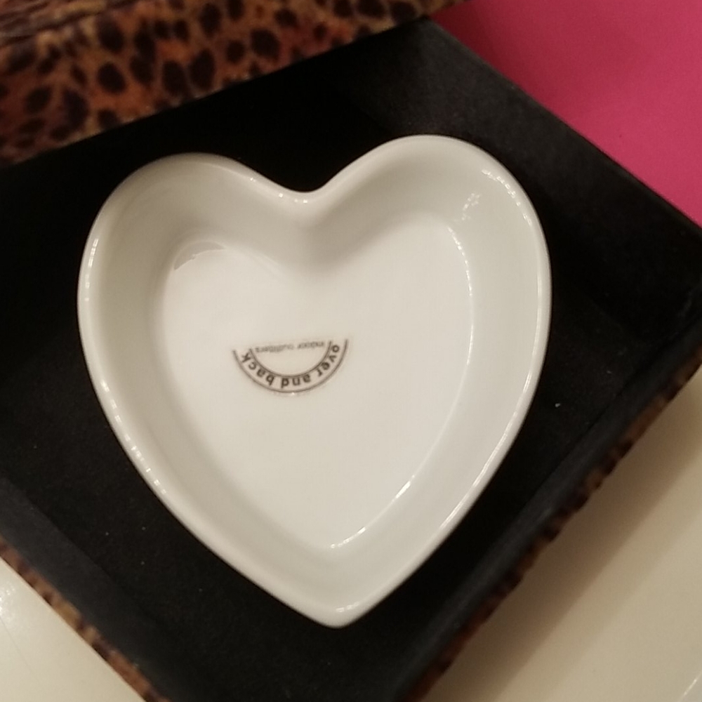 ⭐️ Over and back white ceramic heart dish